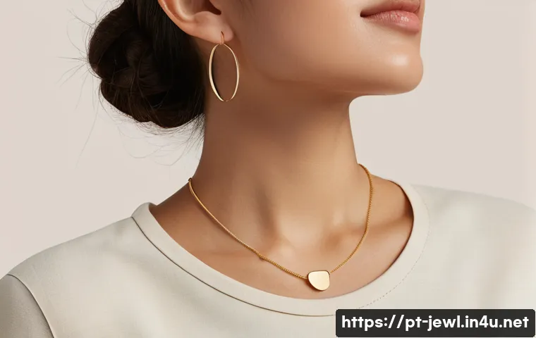 미니멀리스트용 쥬얼리 브랜드 - A close-up image of a woman wearing minimalist jewelry featuring a delicate 18k gold necklace with a...